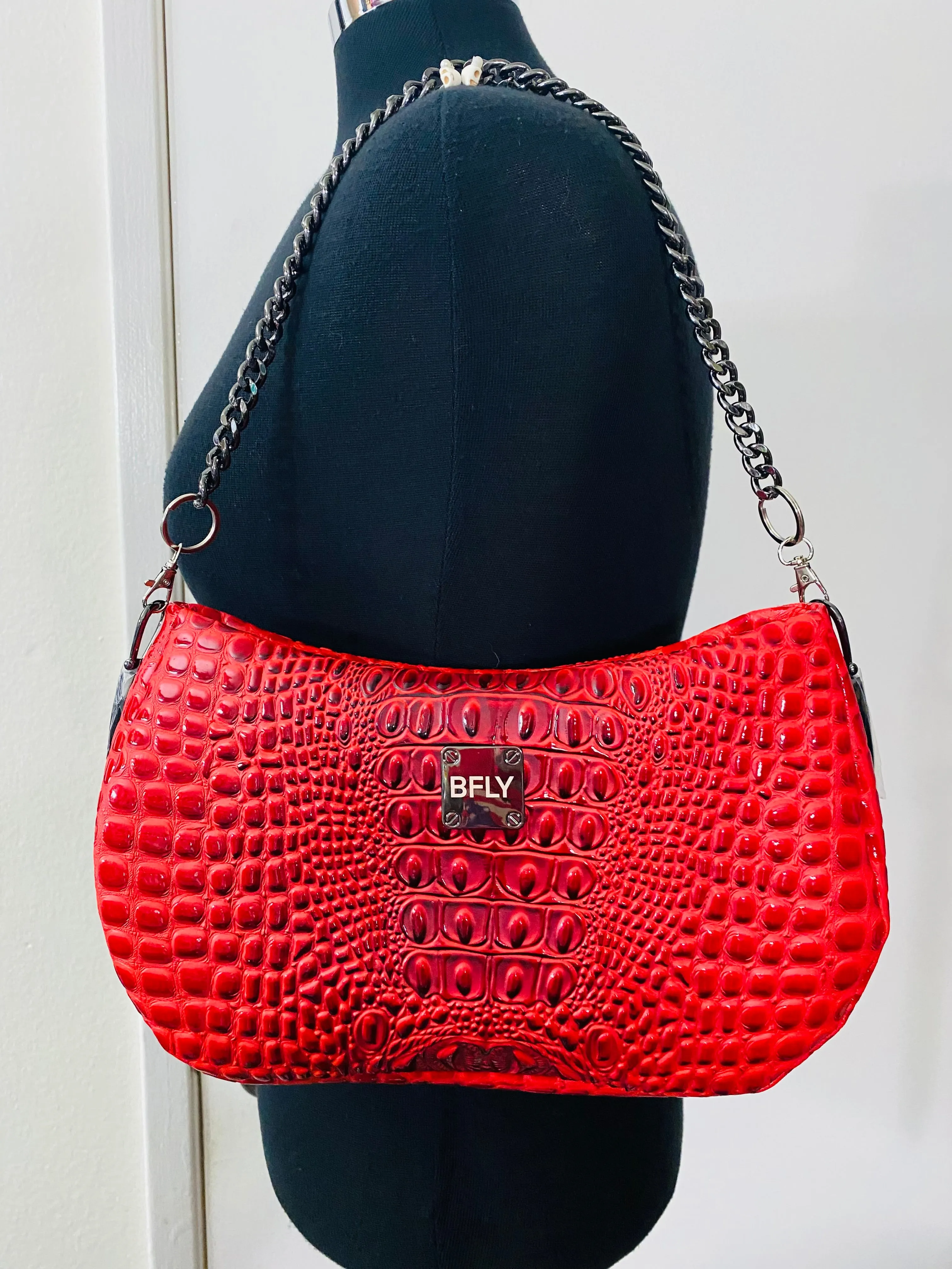 Embossed Gator shoulder bag with chain strap