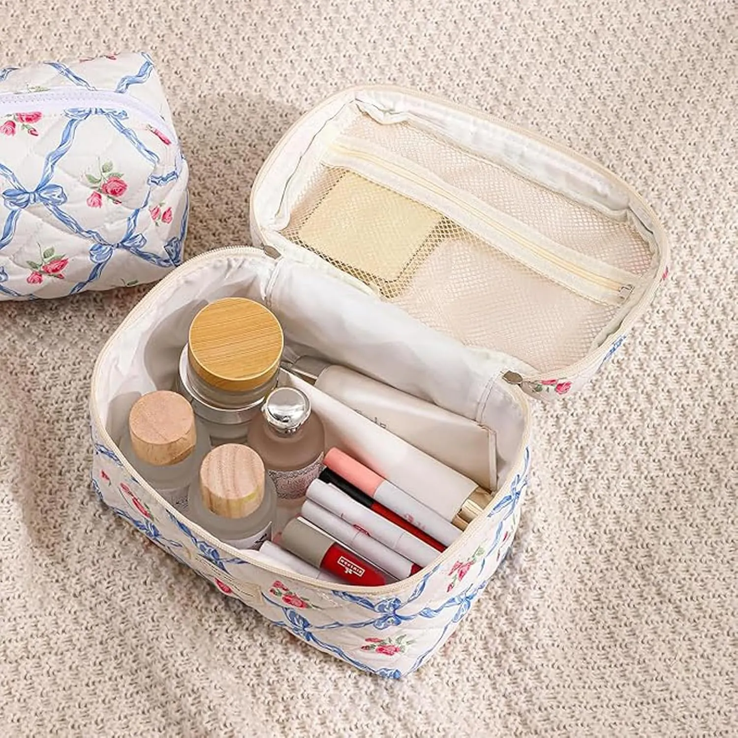 Quilted Makeup Bag, Cute Cosmetic Bags for Women,Large Floral Make Up Bag, Coquette Aesthetic Flower Travel Toiletry Bag,Irregular Patchwork Makeup Bag