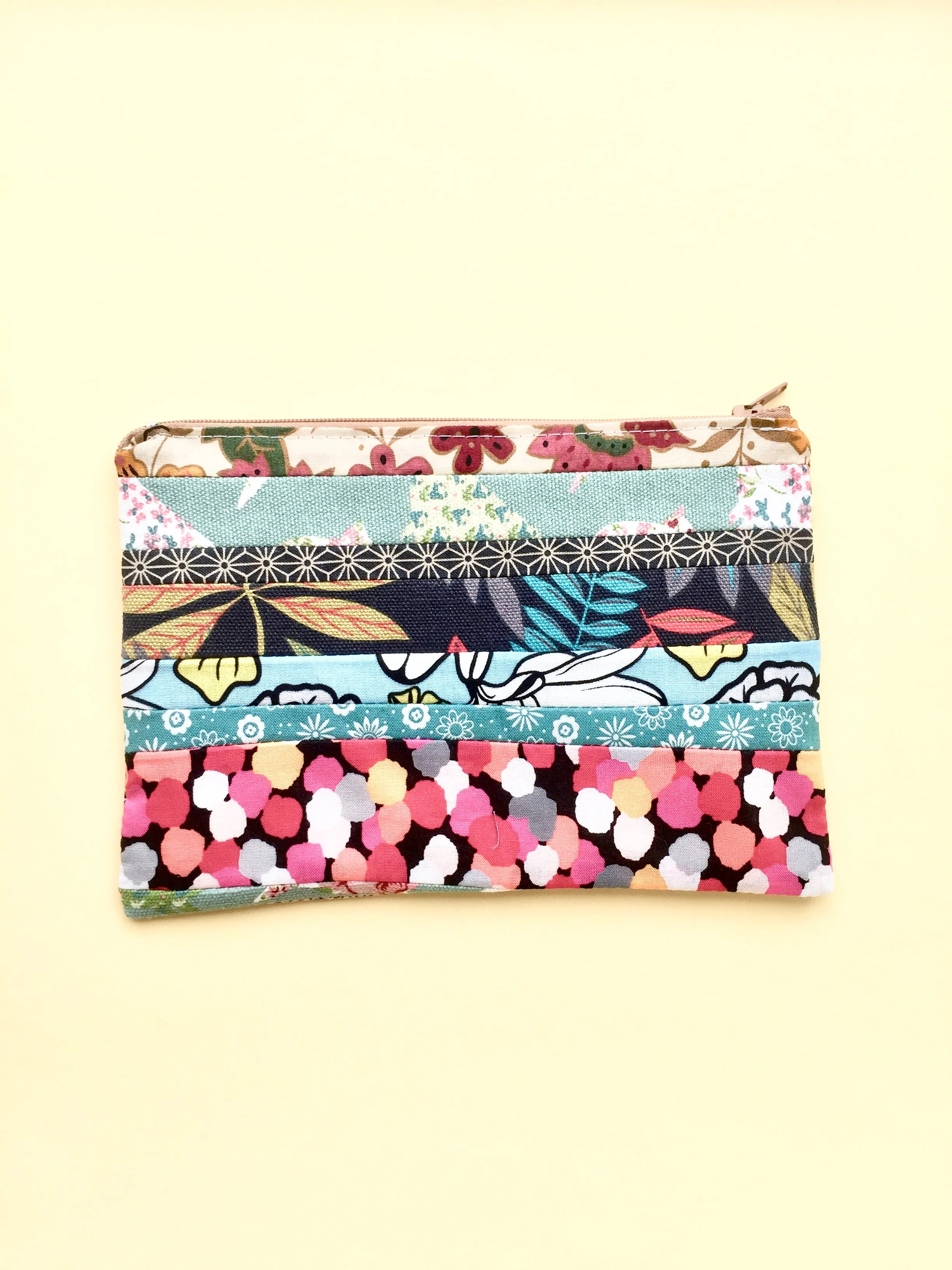 Zipper pouch / makeup bag (Button cube insert)
