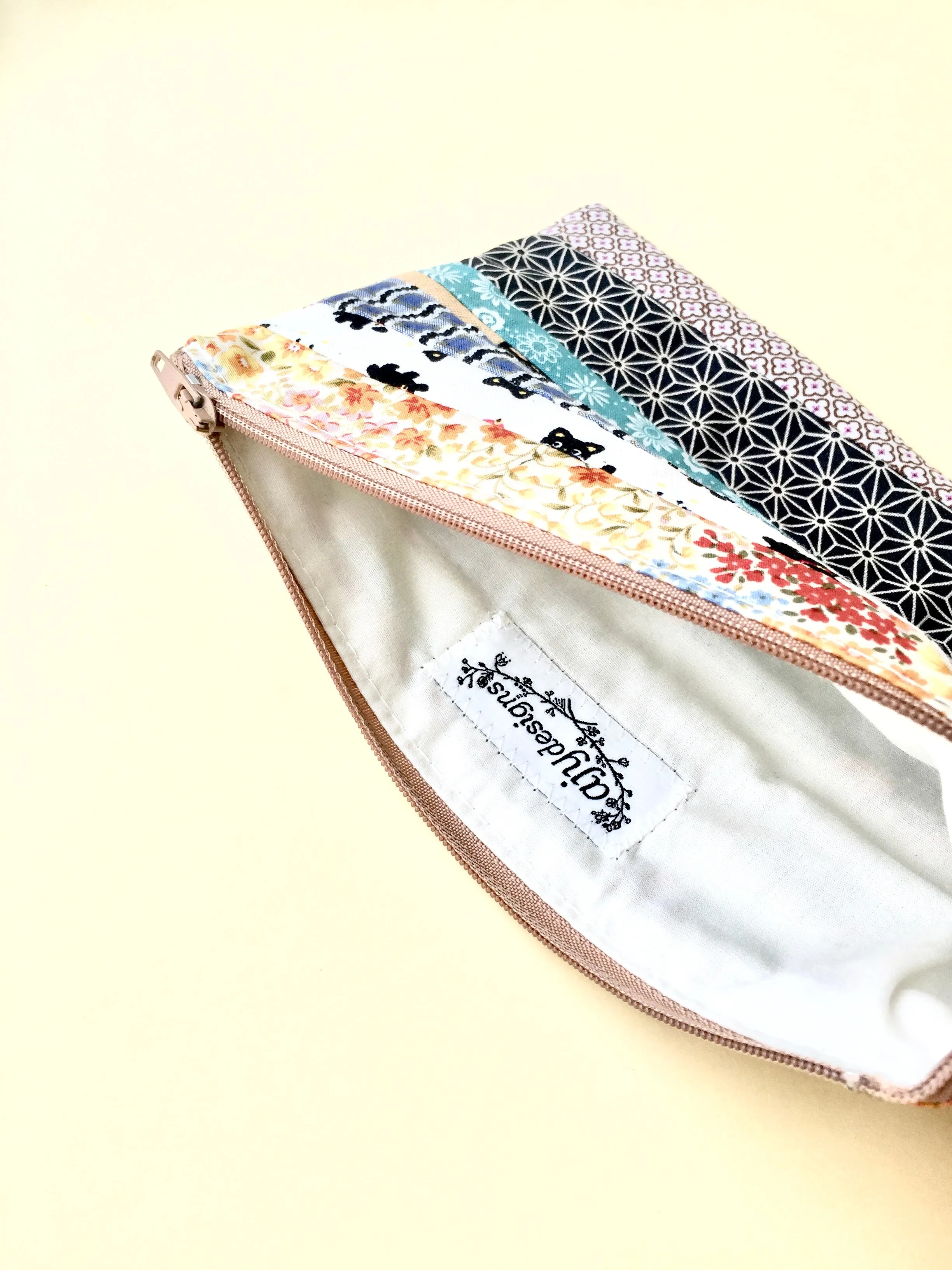 Zipper pouch / makeup bag (Button cube insert)