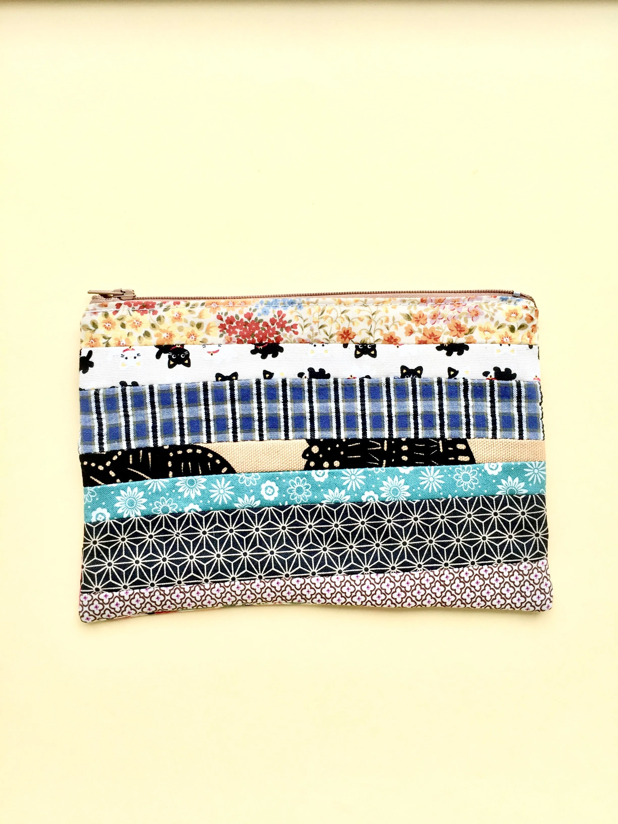 Zipper pouch / makeup bag (Button cube insert)
